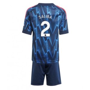 Detský futbalový komplet Arsenal William Saliba #2 2025/26 – vonkajší dres s trenírkami