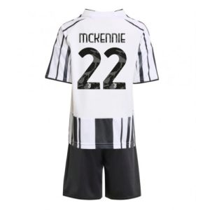 Detský futbalový komplet Juventus Weston McKennie #22 2025/26 – domáci futbalový dres s trenírkami