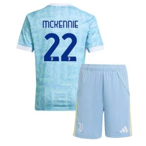 Detský futbalový komplet Juventus Weston McKennie #22 2025/26 – vonkajší futbalový dres s trenírkami